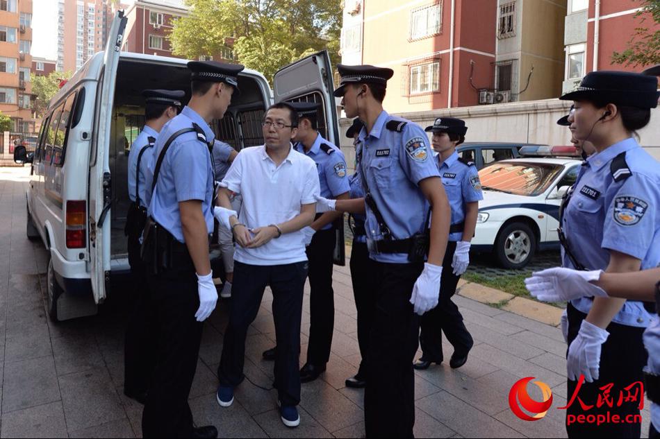 高清组图网民立二拆四下囚车被押送至法院今日受审