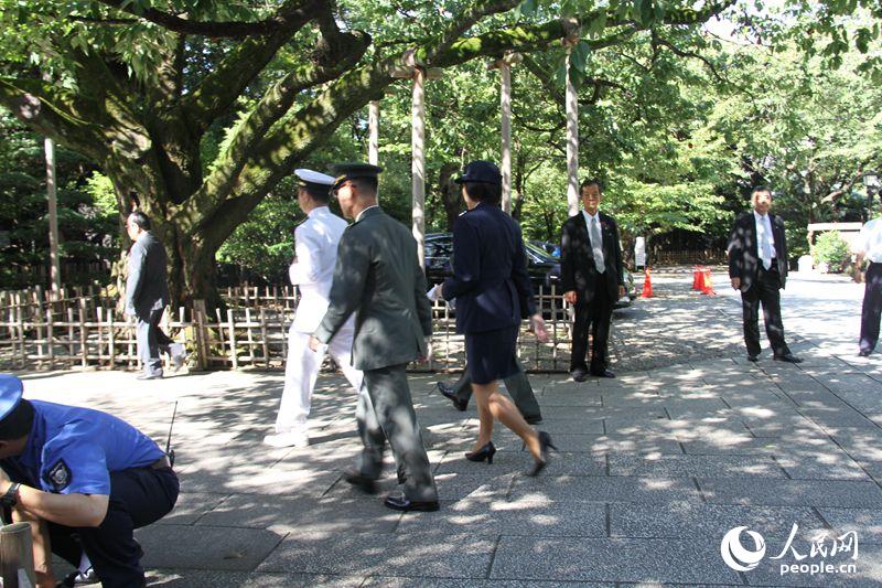 15日,大批日本国会议员集体参拜靖国神社