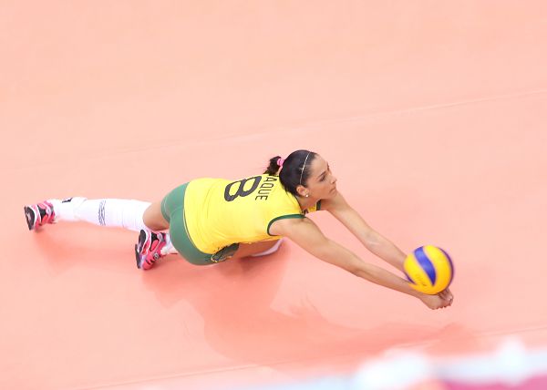 图文：巴西女排3-2美国 杰奎琳倒地救球