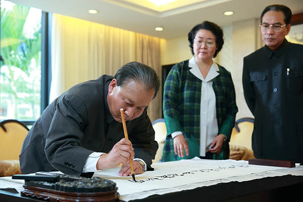 《邓小平》编剧黄亚洲：考虑国际观感删除“撒切尔滑倒”情节