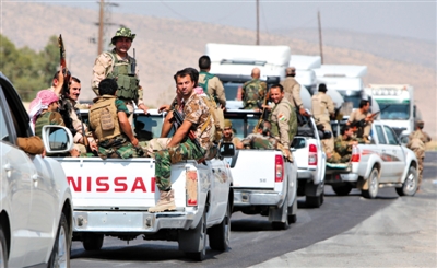 当地时间8月17日，伊拉克摩苏尔附近，伊拉克库尔德士兵前往摩苏尔大坝。图/CFP