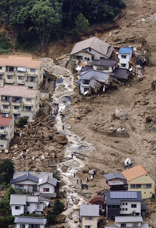 日本广岛市泥石流致39人死亡 安倍休假打高尔夫挨批(组图)