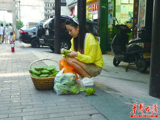 @liulina713 爆料：逛街时遇到一个青涩的妹纸，这是传说中的“莲蓬西施”吗?@Hi都市报