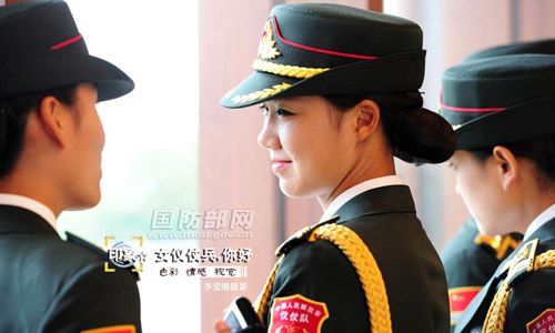 军方公开女仪仗兵写真照戴卷檐帽系金腰带