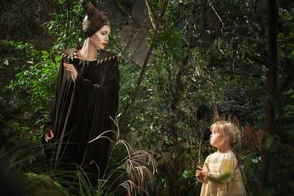 朱莉和小女儿Vivienne在《沉睡魔咒》中。