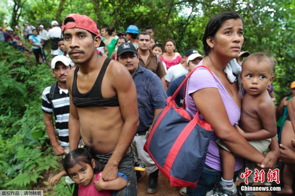 当地时间8月28日，尼加拉瓜北部一金矿发生坍塌事故，至少25人被困。有消息称，截至目前为止，其中一名矿工已经遇难身亡。