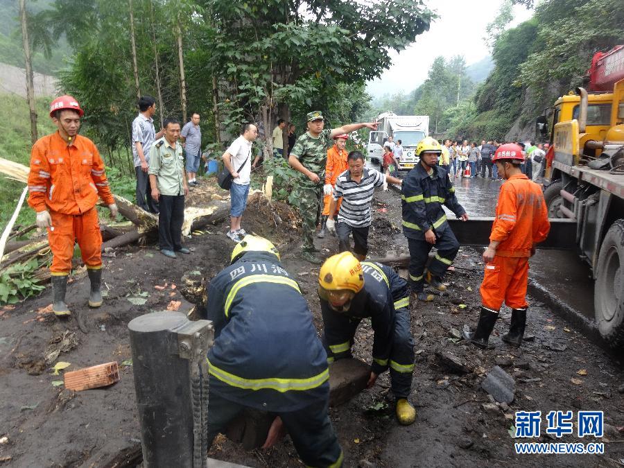 珙县宜威路63公里 400米处发生一辆面包车与两辆货车相撞的交通事故