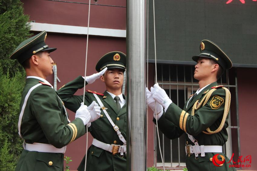 9月1日,武警天安門國旗護衛隊走進校園舉行升旗儀式.