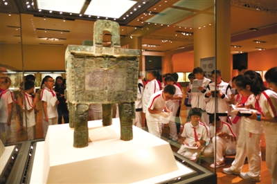 昨日，中国国家博物馆，史家小学学生在听老师讲解青铜鼎知识。新学期开学，他们还收到了开学礼物—由该校老师创编的国学经典书籍《学而》。新京报记者 浦峰 摄