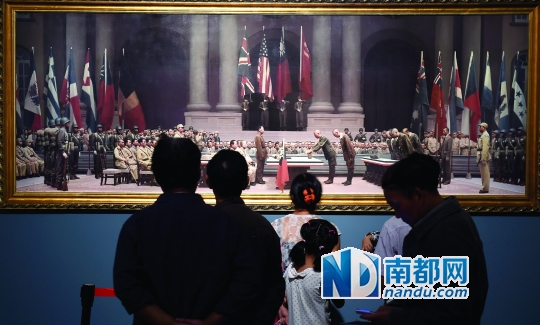 9月2日，“正义的胜利―纪念第二次世界大战75周年”展览亮相国家博物馆，观众在参观油画《公元一千九百四十五年九月九日九时 南京》。新华社发