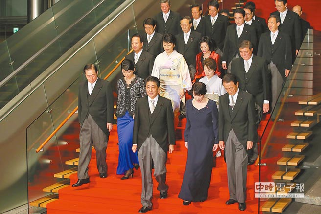 安倍晋三针对内阁进行改组，其中有5名女性入阁，创下2001年来日本女性阁员人数最多纪录。图／美联社