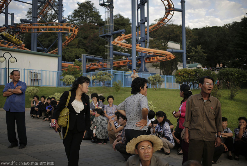 高清:街头实拍朝鲜平壤民众的吃与玩