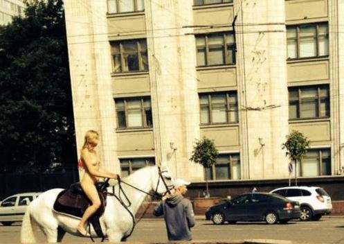 高挑女子在莫斯科市中心裸骑白马(组图)