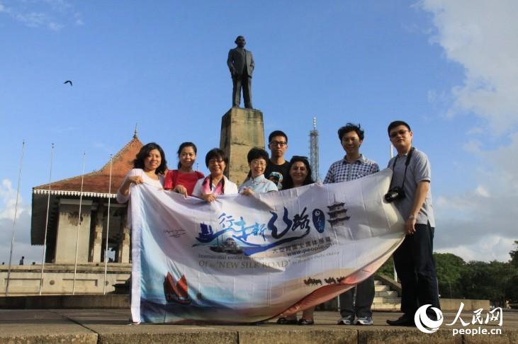 斯里蘭卡工作,旅遊的中國小夥伴們也通過人民網為朋友和家人送出祝福