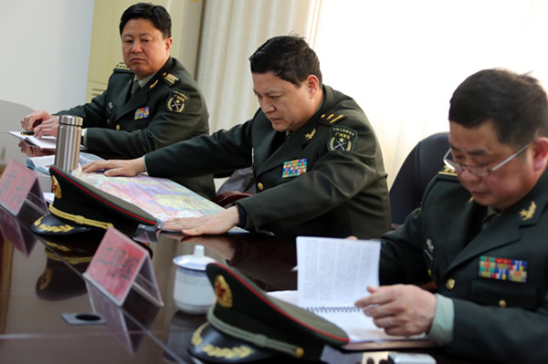 2014年3月，时任湖北省军区司令员张践（中）在湖北鹤峰县对