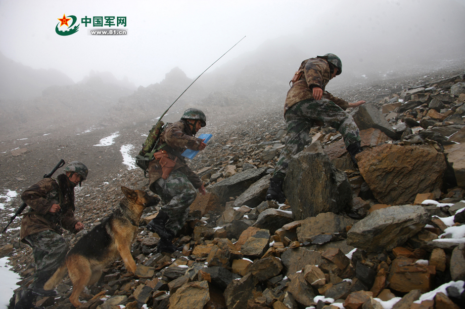 高原守军雪中巡逻 自热食品起大作用(组图,新疆巡逻防控员待遇,边防