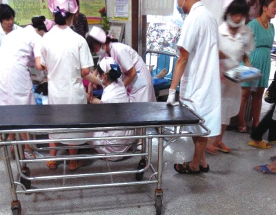 9月22日，在湖南省醴陵市第二医院，爆炸事故伤员在接受救治（手机拍摄）。新华社发