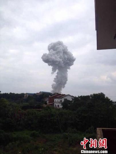 村民拍摄爆炸时形成的蘑菇云。　村民供图　摄