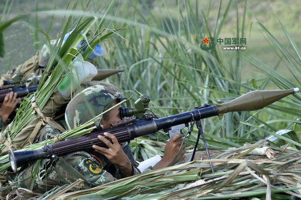 【圖】武警演習遭敵機猛轟 扛火箭筒進山