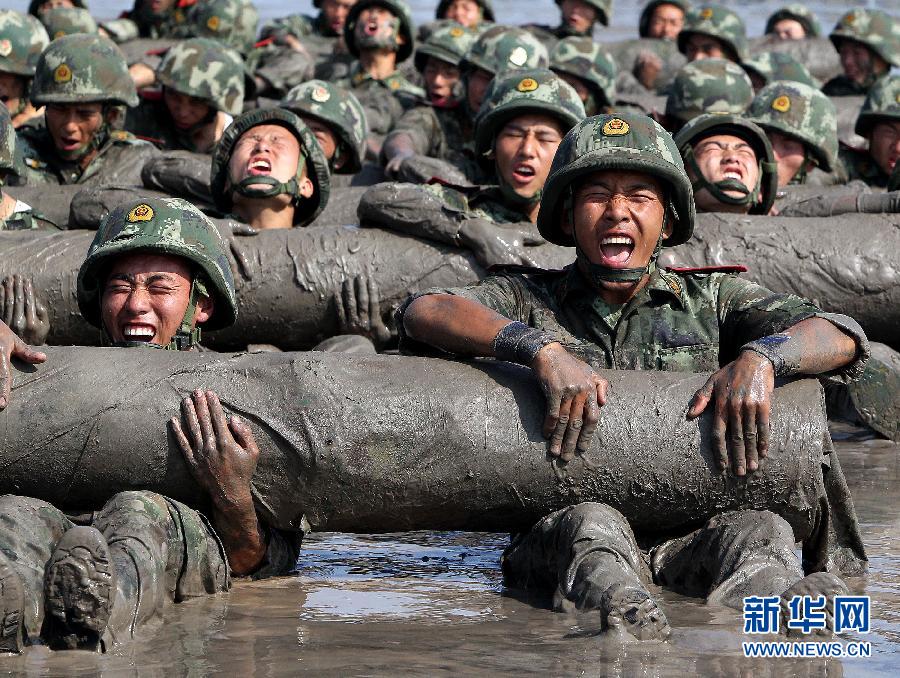 在設定的缺糧斷水條件下,支隊官兵通過武裝奔襲,負重行軍,泥潭搏擊等