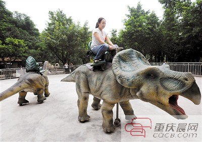 記者 王寒露 昨日,重慶動物園花費三個月時間打造的仿真恐龍谷,舉行