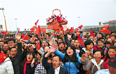 1日，早上6点10分，各地群众聚集在天安门广场观看升国旗仪式。新京报记者 浦峰 摄
