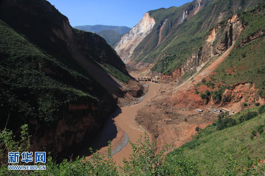 云南鲁甸灾区红石岩堰塞湖完成泄洪
