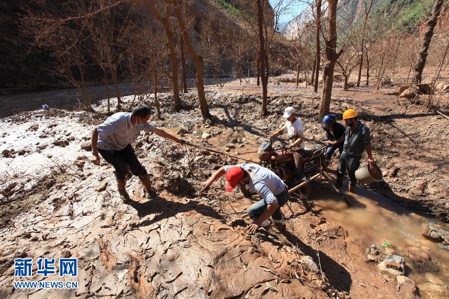 云南鲁甸灾区红石岩堰塞湖完成泄洪