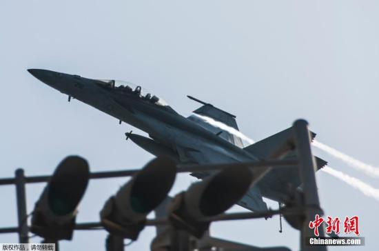 当地时间9月23日,美国海军F/A-18E超级大黄蜂完成对叙利亚“伊斯兰国”目标空袭行动后登上乔治·布什号航空母舰。