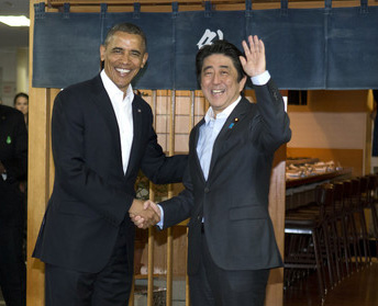 资料图：美国总统奥巴马（左）与日本首相安倍晋三（右）。