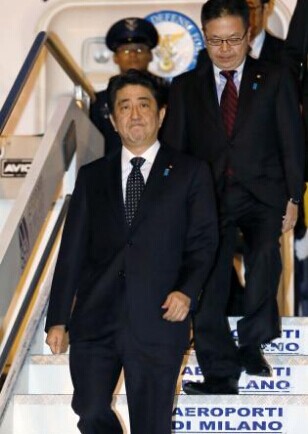 日本首相安倍晋三于当地时间10月15日晚抵达意大利米兰