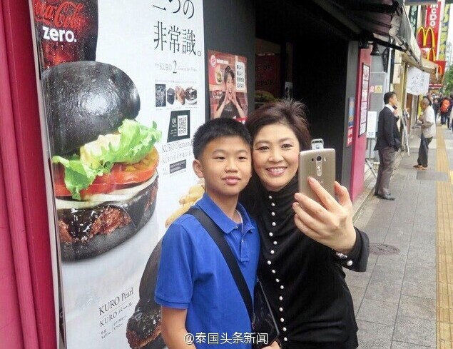 泰国前总理英拉带儿子与哥哥他信游长城(组图)