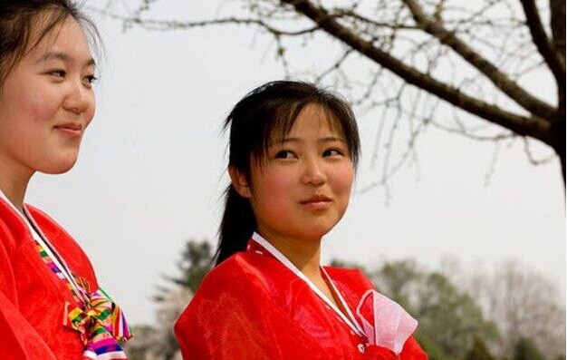 探寻朝鲜街头美少女 大多是天然鹅蛋脸(组图)