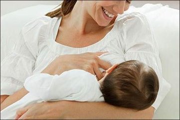 孩子吃母乳真实图片