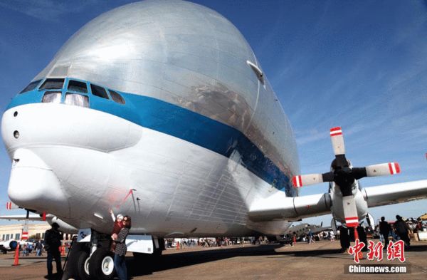 波音鹈鹕超大型运输机图片