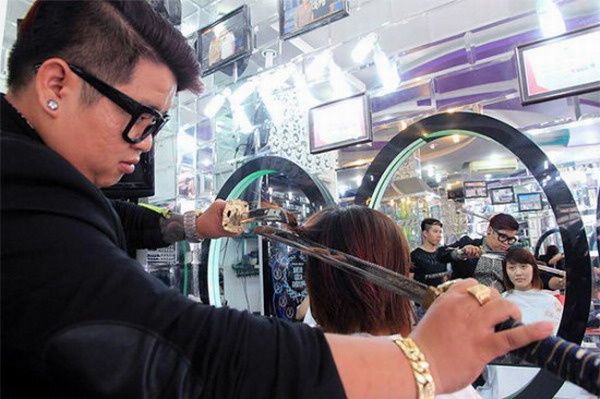 越南最酷理发师用剑为顾客做造型(图)