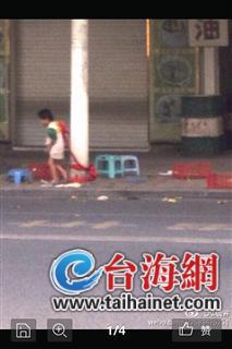 一个小男孩被绑在电线杆上(读者手机远距所拍,清晰度较差)