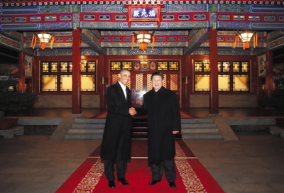 昨日晚,国家主席习近平在中南海同奥巴马举行会晤。这是两国元首在瀛台涵元殿前握手。新华社记者 鞠鹏 摄