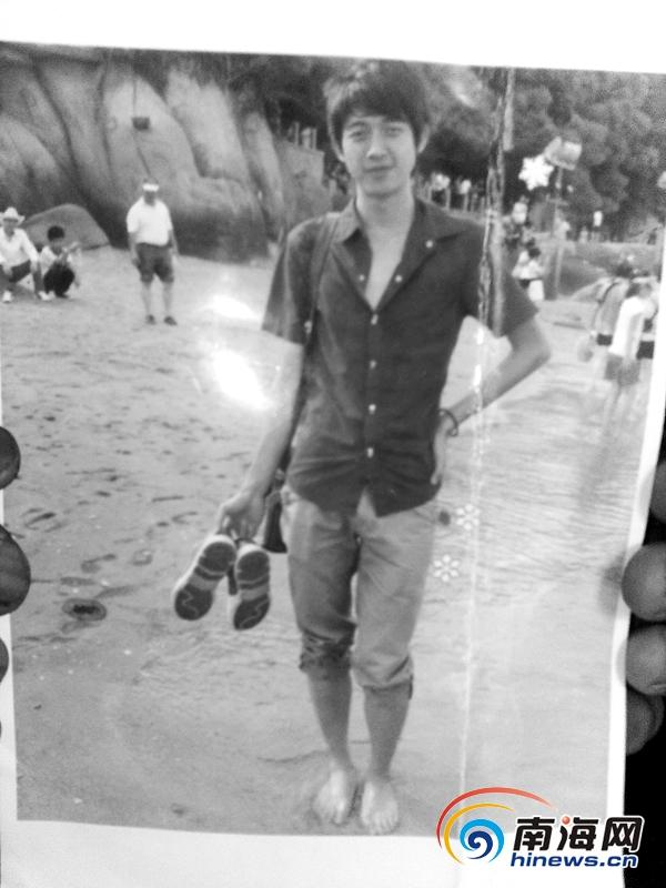 与家人失去联系的陈元辉身高183厘米，陈元辉的父亲带着照片寻找儿子下落。