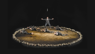 饰演“普罗米修斯”的演员站立台中，头顶悬着一把“达摩克利斯之剑”，导演特佐普罗斯以此来表现杀戮的威胁。