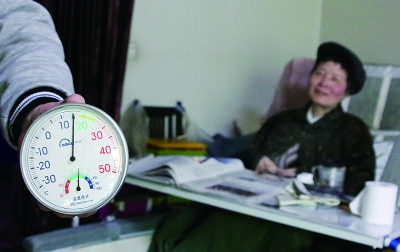 通州武夷花园小区紫荆园9号楼,七八十户都未供暖,一市民家中温度计显示为15℃ 摄/法制晚报记者 董振杰