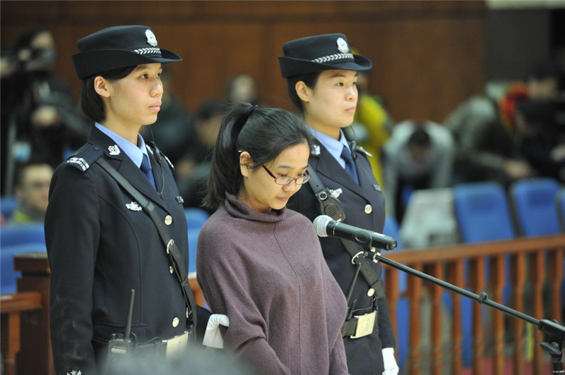 被告人杨秀宇网名立二拆四被提押至法院