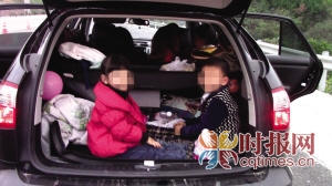 昨日，沪蓉高速，执法队员打开越野车车门后，发现后备厢竟还坐着两名6岁孩子 F6