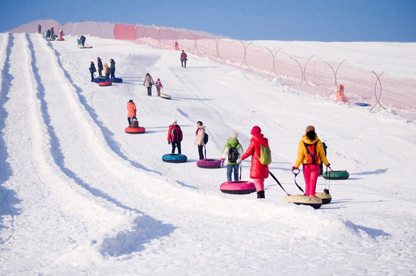 热高乐园冰雪欢乐世界拥有10万余平滑雪场,smi公司北极豹系列造雪机20