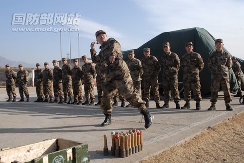 資料圖:解放軍新兵進行手榴彈投擲訓練.