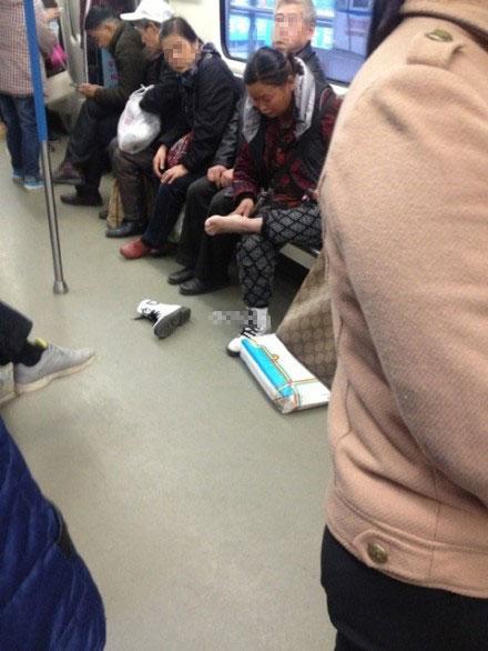 中年女轻轨上骂人要座坐下脱鞋抠脚抠7站路图