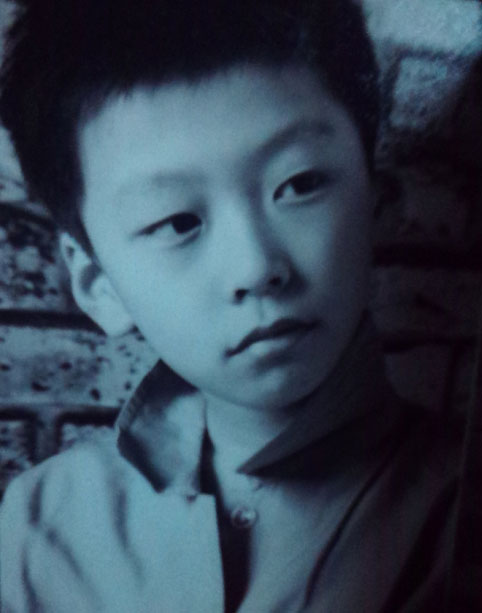 电童娱乐旗下温暖男生王博文在自己的微博中晒童年小帅照,照片中王