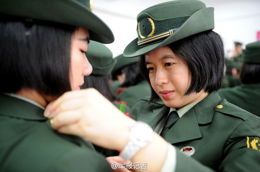 高清:武警女兵退伍泪流满面 难舍战友情谊(组图)