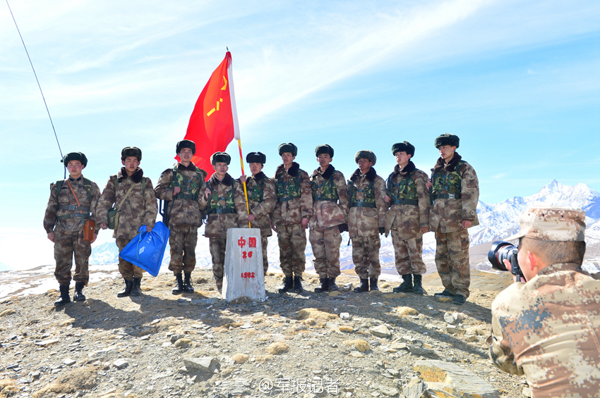 高清:驻藏退伍边防军人泪洒中尼边境26号碑(组图)