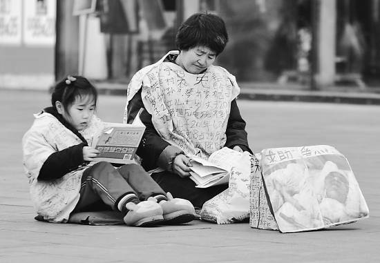 在寒冷中温习功课的孩子让人心酸,不少热心市民奉献爱心资助求学